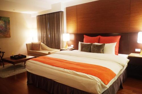 台北漾馆温泉饭店的酒店客房带一张大床和一把椅子