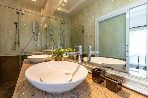 华欣Private 3 Bedroom Pool Villa PP10的一间带两个盥洗盆和大镜子的浴室