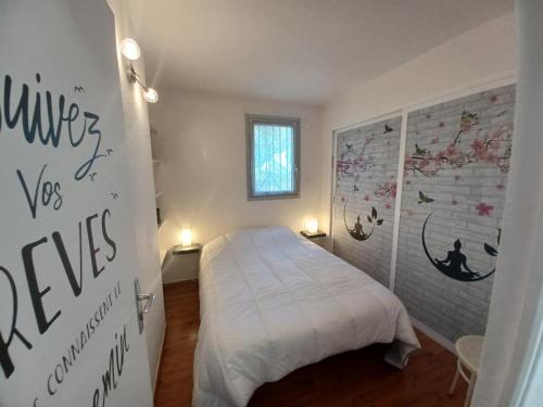 圣罗兰度瓦L'Eau-Dyssée, clim, parking privé, jardin的一间卧室,配有一张床和一个写着葡萄酒与宁静标志