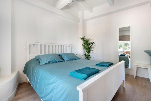 加拉奇科Casa Sol 21 B Garachico的白色卧室配有蓝色枕头的床