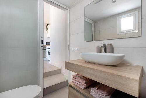 加拉奇科Casa Sol 21 B Garachico的白色的浴室设有水槽和卫生间。