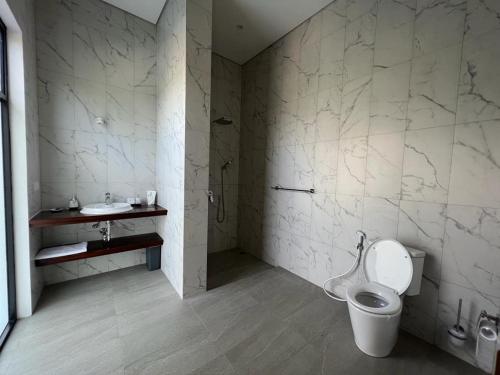 纳闽巴霍Villa Niang Ando的一间带卫生间和水槽的浴室