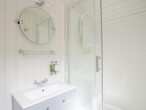 Burton OveryUnder Willows - Uk12608的白色的浴室设有水槽和淋浴。