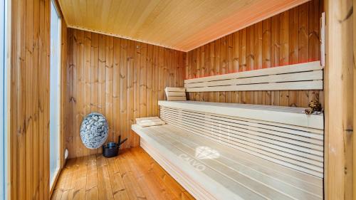 韦巴CALVO Łeba, Nowecin的一间铺有木地板的木墙桑拿浴室
