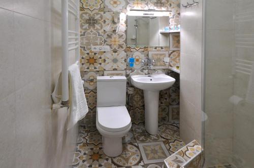 第比利斯Hotel NBL Terrace Rooms的一间带卫生间和水槽的浴室