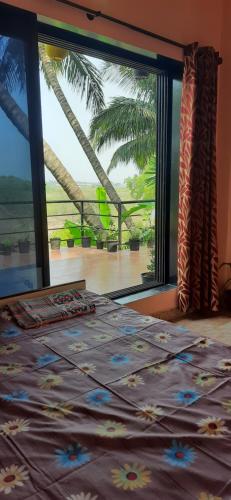 阿利鲍格Bageecha B&B- Vaayu的卧室设有海景大窗户