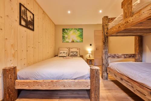 米特拉克Le Refuge du Bûcheron的木墙客房的两张双层床