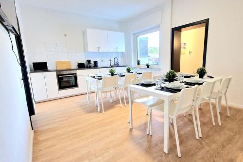 Duplex Apartment with Roof-Top -MND01-的厨房里设有1间带白色桌椅的用餐室