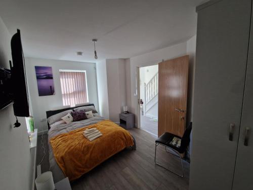 利兹7 Burnby Close,Leeds,LS14 1GA的一间卧室配有一张床,铺有木地板