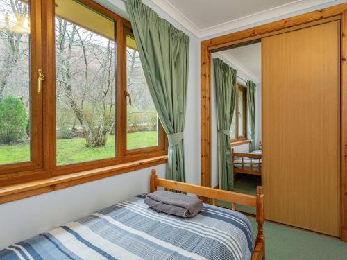 格伦科Bidean Lodge的一间卧室设有一张床和一个窗口