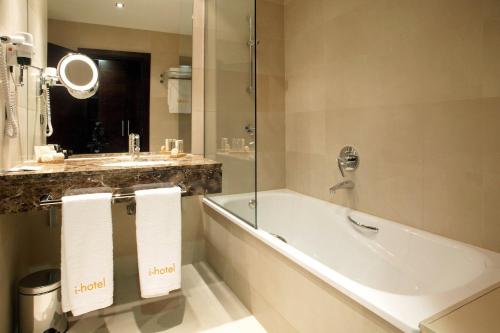 波苏埃洛-德阿拉尔孔欧洲之星马德里酒店的带浴缸和盥洗盆的浴室