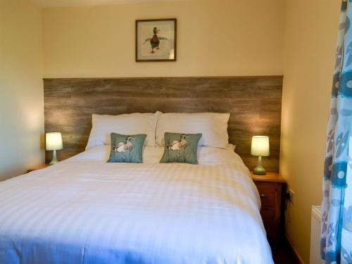 Barnby MoorOlivia - Uk13137的卧室配有白色的床和2个枕头