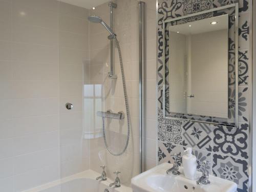 Barnby MoorOlivia - Uk13137的带淋浴、盥洗盆和镜子的浴室