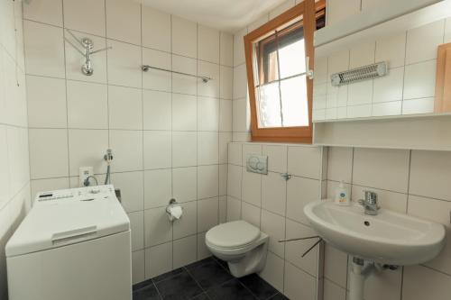 MuristGuesthouse La Moliere的白色的浴室设有卫生间和水槽。