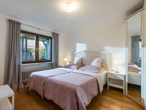 奥博奥多夫Ferienwohnung Panoramablick的一间卧室设有一张大床和一个窗户。