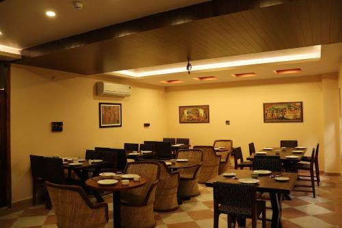 焦特布尔BALARWA HAVELI的餐厅内带桌椅的用餐室