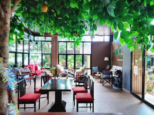 Ban Khlong Tha Thong LangTamarind ที่พักริมน้ำ Booking的一间设有桌椅的餐厅,有座位