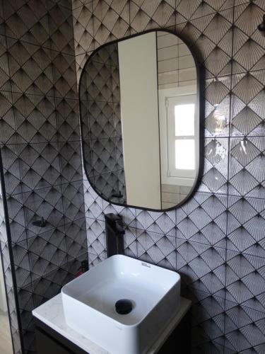 拉巴特60 Indri Borg Townhouse的浴室设有白色水槽和镜子