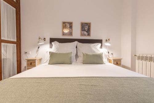 格拉纳达El Almirez的一间卧室配有一张带两盏灯的大型白色床。