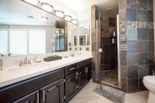 拉斯维加斯Luxury Home Near Las Vegas Strip and Airport.的带淋浴、盥洗盆和卫生间的浴室