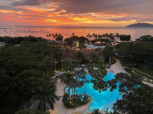 塔马林多Hotel Tamarindo Diria Beach Resort的享有带游泳池的度假村的空中景致