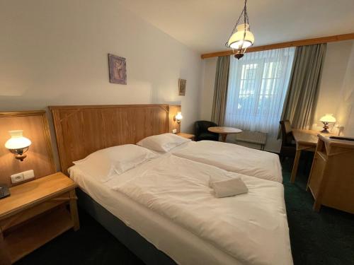 克拉托维Hotel Ennius的酒店客房配有一张床铺和一张桌子。