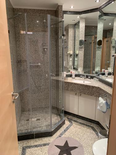 宾茨Düne 11的地板上配有星星淋浴的浴室