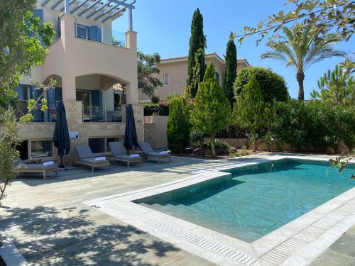 波利斯Phaedrus Living Amorosa 13 Beachside Villa的别墅前设有游泳池