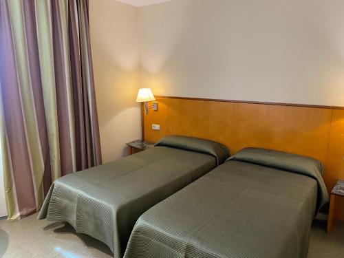 洛格罗尼奥梅森佩帕旅馆的一间酒店客房,房间内设有两张床