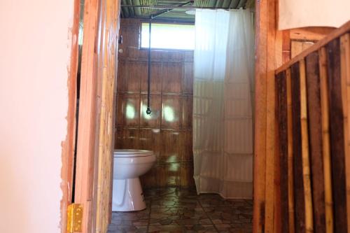 MbwamajiZIONZURI ARTS ECOVILAGE TREE HOUSE的一间带卫生间和淋浴的浴室