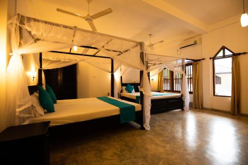 希克杜沃国际海滩餐厅酒店 的一间卧室,配有两张床