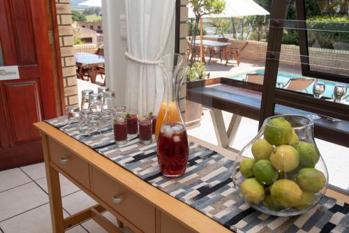 克尼斯纳琥珀宾馆的一张桌子,上面放着玻璃瓶和一碗水果
