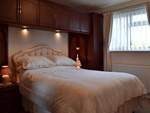 EatonThe Flat的一间卧室设有一张大床和一个窗户。