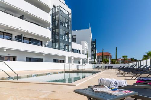 比亚里茨Nemea Appart Hotel Les Hauts de Milady Biarritz的建筑前的一座带游泳池的建筑