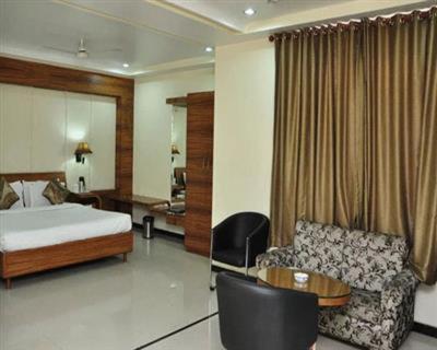 赖布尔Simran Heritage(Business Hotel的酒店客房,配有床和沙发