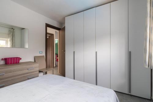 奇尼斯Villa Vista Mare Cinisi的卧室配有白色橱柜和1张床。