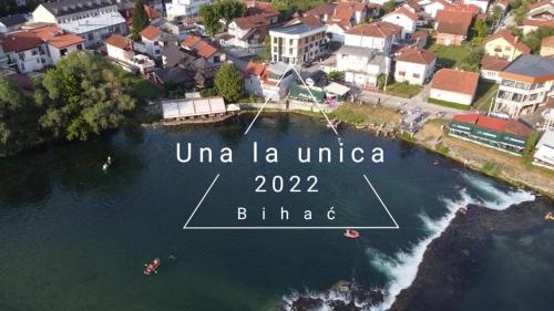 比哈奇Una La Unica的水体的城镇空中景观