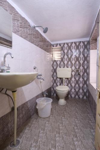 海得拉巴1 Room for 4 Guests OR 2 BHK for 4 to 10 Guests with AC for Families的一间带水槽和卫生间的浴室