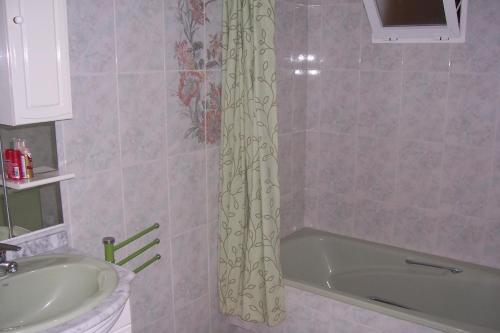 卡拉德莫尔诺姆佛苏姆旅馆的带浴缸、水槽和淋浴帘的浴室