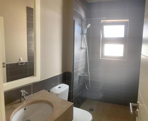赫尔格达Tawila, 4 Bedroom Villa, Brand new, directly on a lagoon的一间带水槽和卫生间的浴室以及窗户。