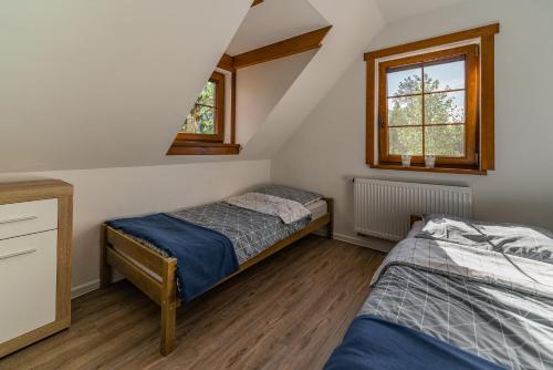 RaduńZielony Domek na skarpie的一间卧室设有两张床和窗户。
