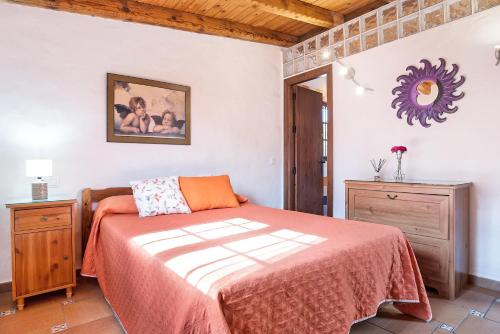 巴尔巴特Villa Giovanni的一间卧室配有一张带橙色毯子的床