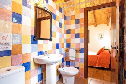 巴尔巴特Villa Giovanni的一间带水槽和卫生间的浴室