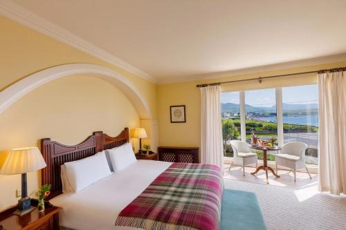 瓦特维尔巴特勒阿姆斯酒店的一间卧室配有一张床,阳台配有桌子