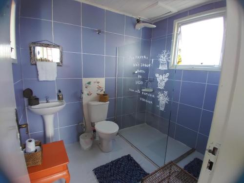 拉夫拉斯诺瓦斯Chalé Sol Poente的蓝色瓷砖浴室设有卫生间和水槽