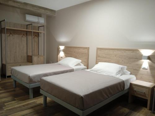 梅尔菲Masseria Spinale Wine Resort的配有2盏灯的酒店客房的2张床