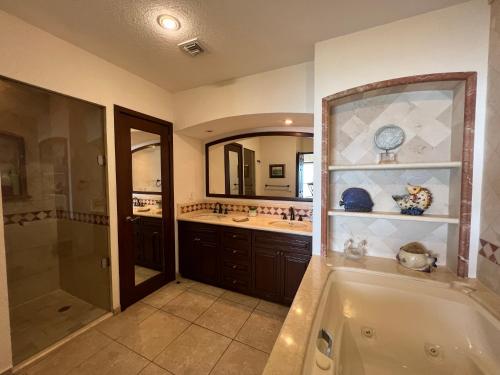佩尼亚斯科港Sonoran Sky的带浴缸、淋浴和盥洗盆的浴室