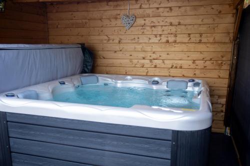 GozéeThudi-nids en bulles的木墙客房内的热水浴缸