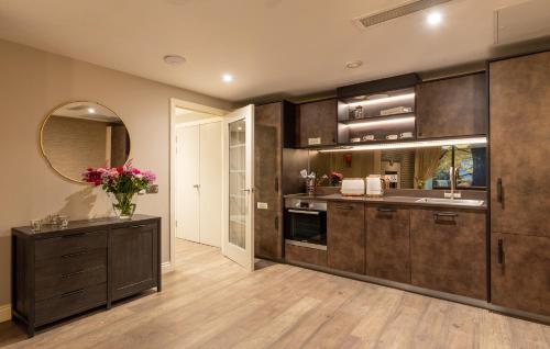 约克劳伦斯奢华公寓 - 约克的一个带木制橱柜和水槽的大厨房