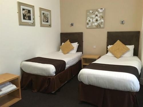 利物浦Lord Nelson Hotel的一间酒店客房,房间内设有两张床